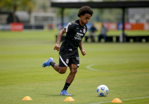 Willian está de volta para o Corinthians e pode atuar contra o Santos