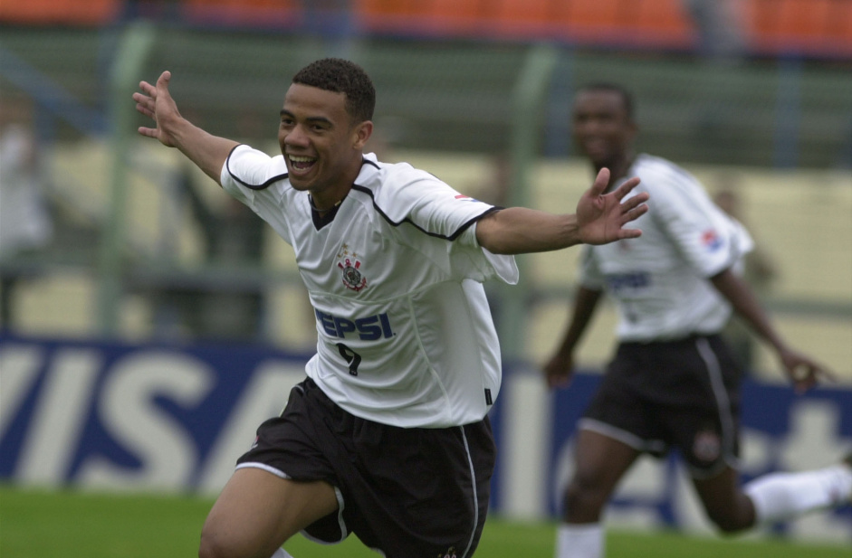 Gil era o grande destaque daquele Corinthians em 2003, escolhido para jogar contra o Brasil