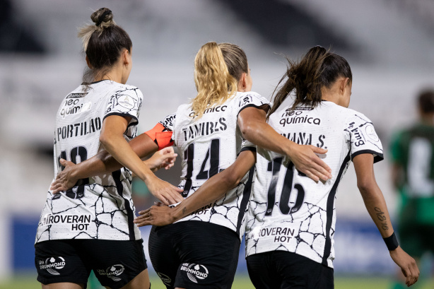 Foto de duas lindas mulheres jogando futebol juntas no campo