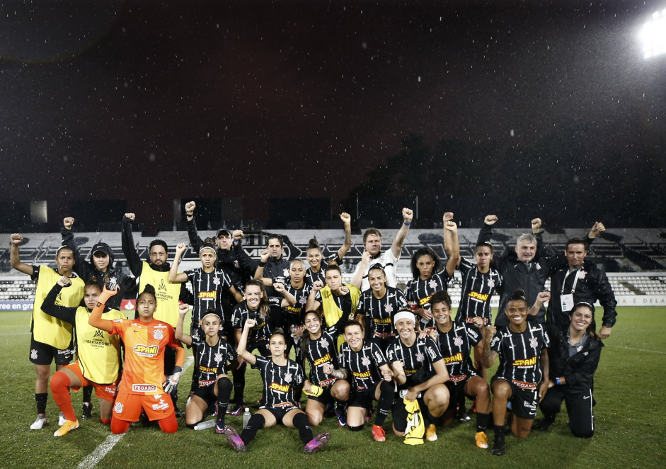 Jogadoras do Corinthians protestaram contra o ato de racismo cometido pelas jogadoras do Nacional-URU