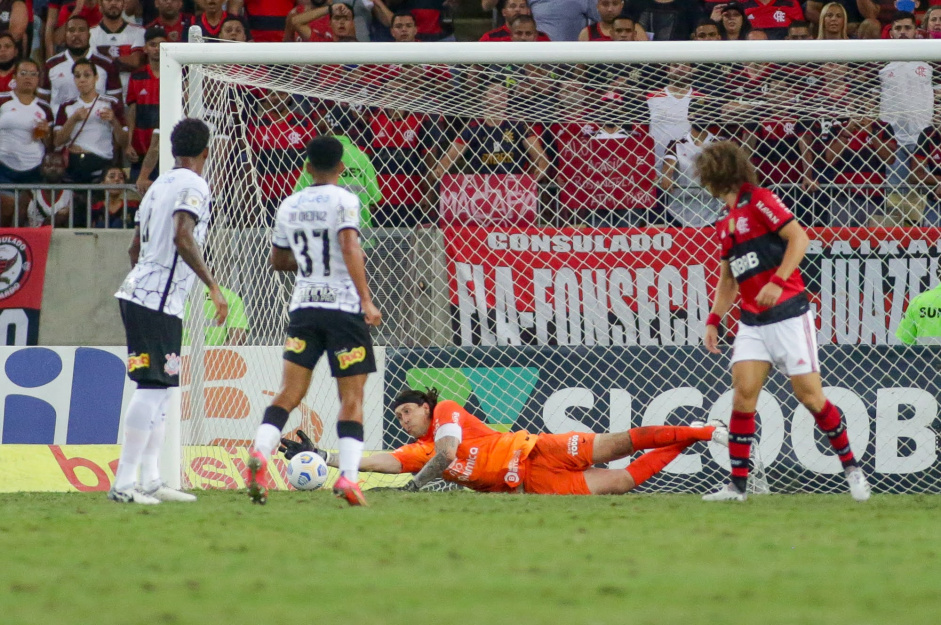 Cssio foi escolhido como o melhor do Corinthians no duelo contra o Flamengo