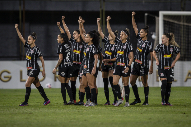 Cortinthians bate Santos e cola na ponta do Brasileiro feminino de