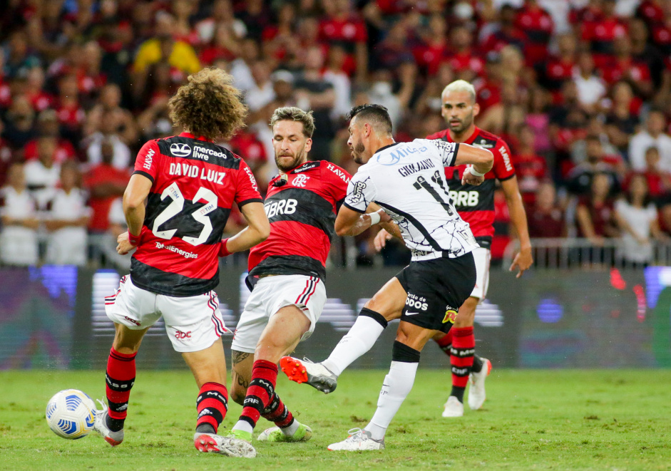 Giuliano sentiu o músculo posterior da coxa direita contra o Flamengo