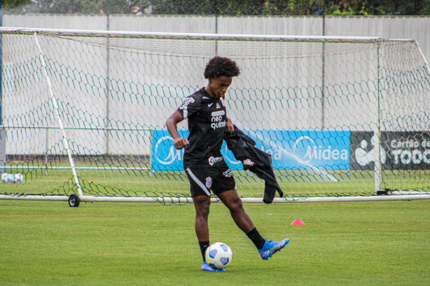 Willian treinou normalmente com o grupo nesta quinta-feira; jogador deve ser op��o para o cl�ssico contra o Santos