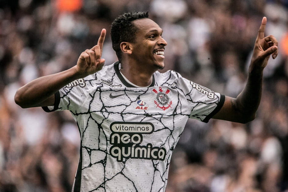 Jô marcou um dos gols da vitória do Corinthians