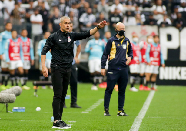 Sylvinho lidou com vaias antes do jogo e reclamações dos filhos nas redes sociais