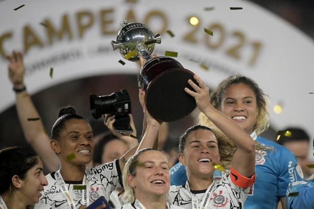 Corinthians feminino bate recorde de títulos em 2023 e chega a 17