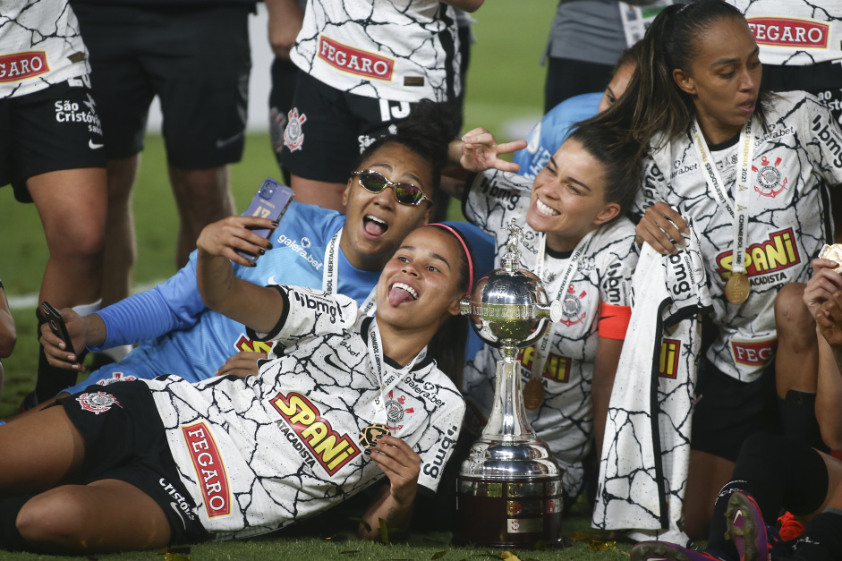 Jogadoras do Corinthians posam com mais uma taa da Libertadores da Amrica