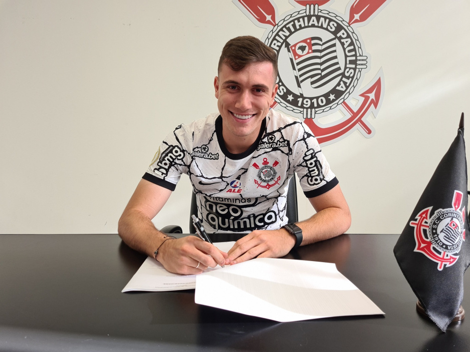 Lucas Piton renovou contrato por mais dois anos com o Corinthians