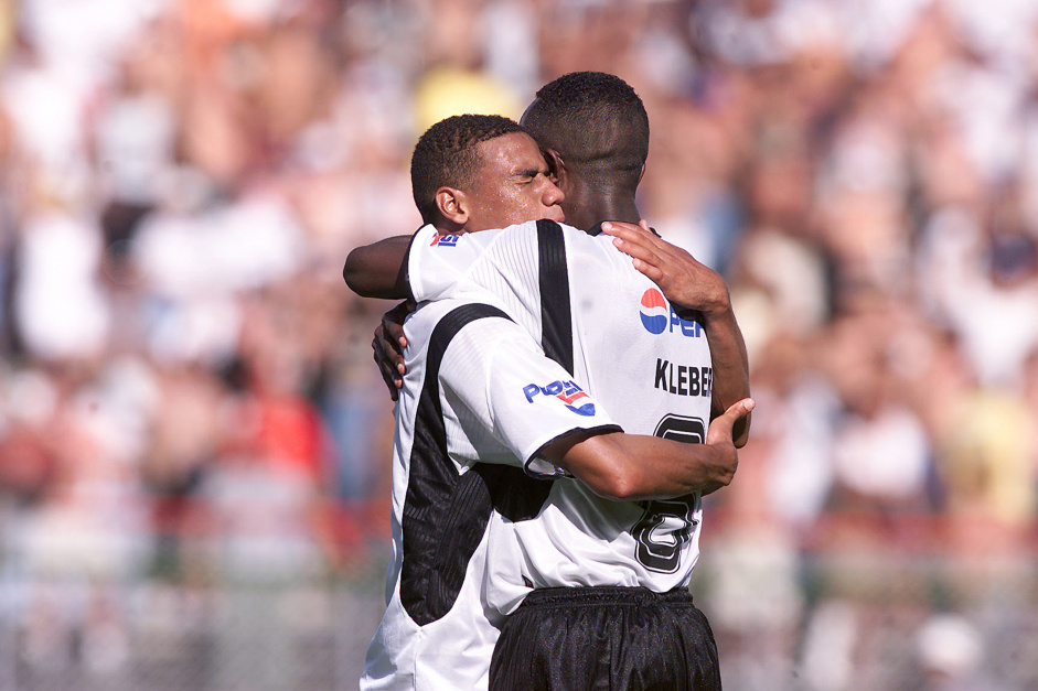 Corinthians, de Klber e Gil, passeou no Mineiro em 2002