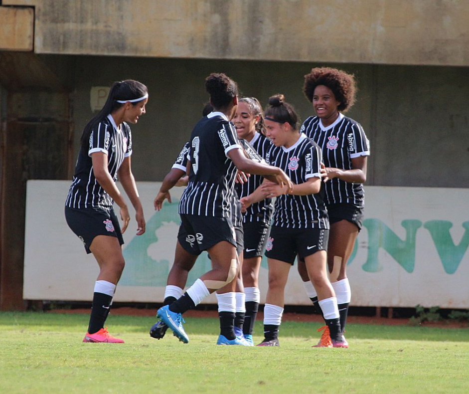 Corinthians goleou para conquistar a vaga na semifinal da competio