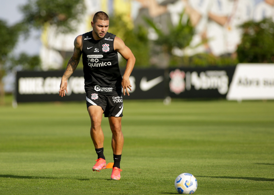 Joo Pedro fez sua primeira partida com a camisa do Corinthians nesta quinta-feira