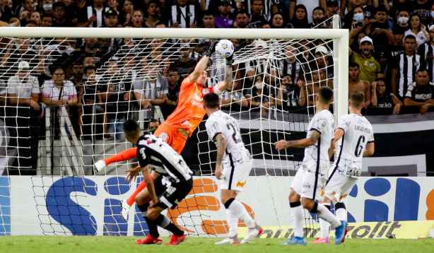 C�ssio falhou na derrota do Corinthians para o Cear�, mas teve o apoio de Sylvinho