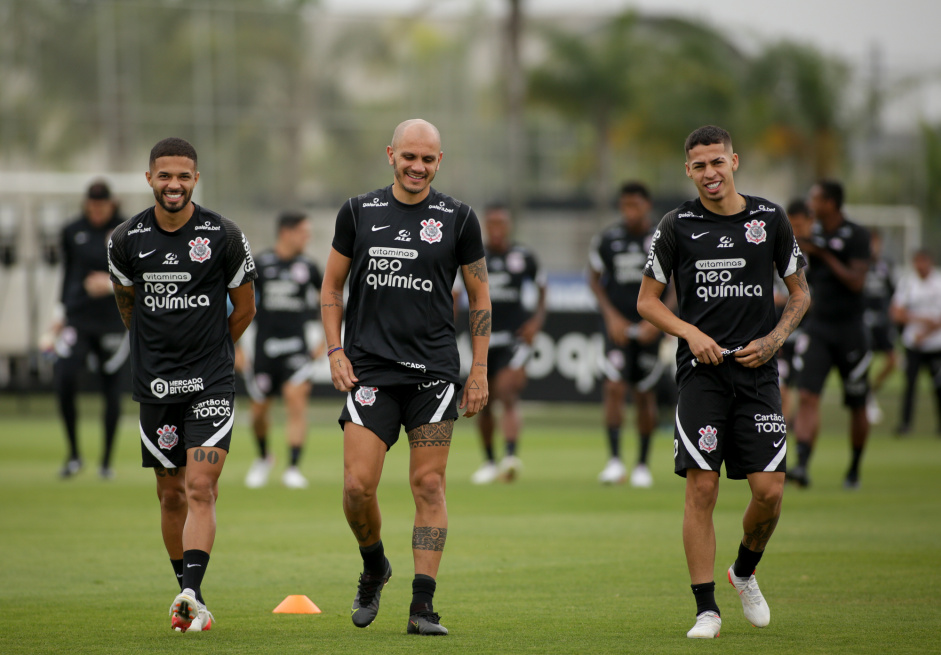 Fábio Santos (no centro) e Gabriel Pereira (à direita) devem ser titulares do Corinthians contra o Athletico-PR neste domingo