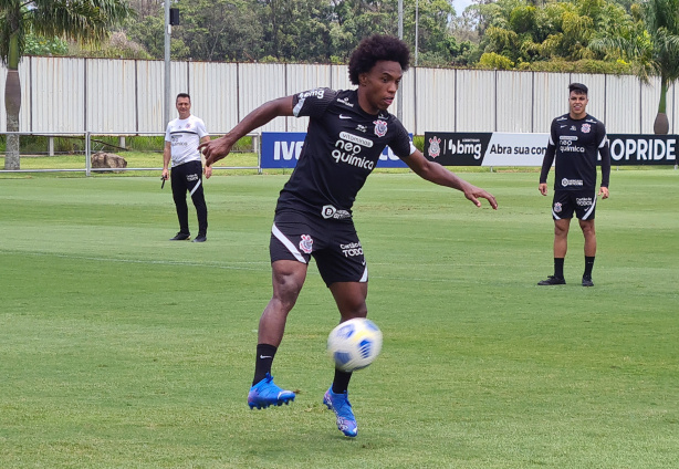 Willian participou normalmente das atividades do Corinthians neste sábado