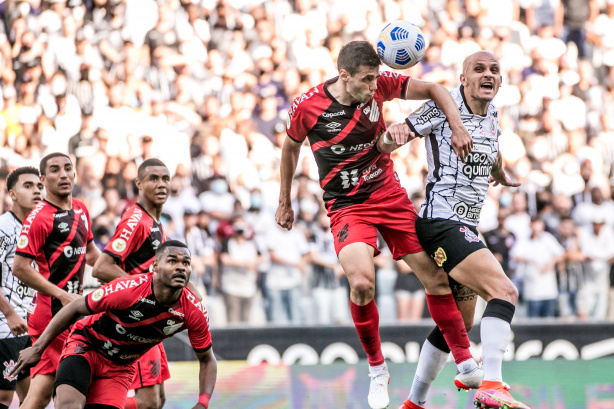 Corinthians vence Athletico-PR e se mant�m no G4 do Campeonato Brasileiro