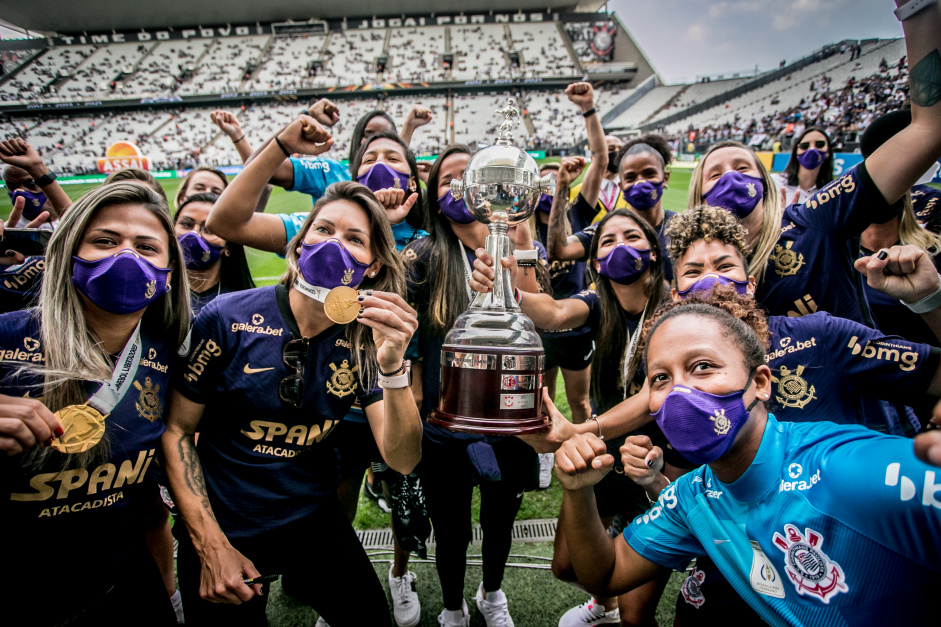 Elenco, comissão e estafe do Corinthians deram volta olímpica na Neo Química Arena uma semana após conquista do tricampeonato da Libertadores Feminina