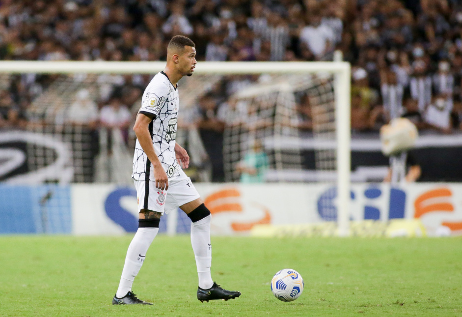João Victor deve compor a zaga titular do Corinthians contra o Athletico-PR neste domingo