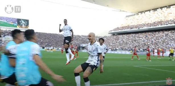 F�bio Santos foi o autor do gol da vit�ria do Corinthians contra o Athletico-PR