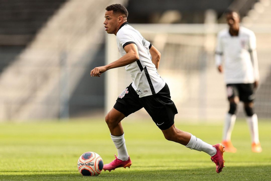 Lateral-esquerdo Léo Santos ficará emprestado ao Nacional até o 28 de fevereiro de 2022; mesma data do final de contrato com o Corinthians