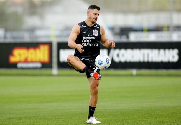 Giuliano iniciou transição física e participou de parte do treino desta quarta-feira