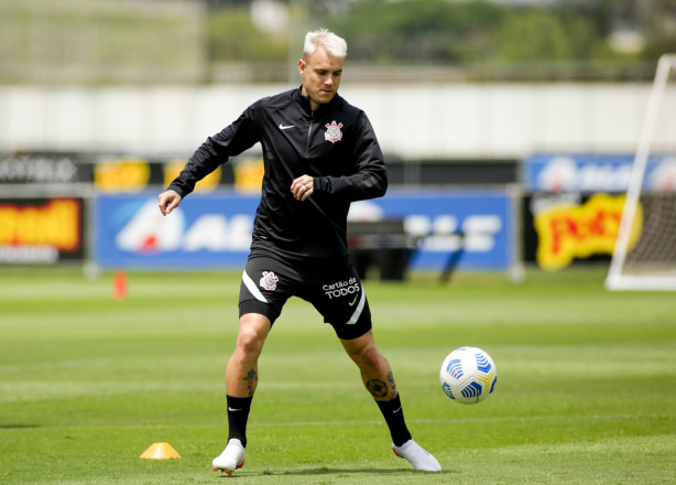 Rger Guedes chegou ao Corinthians em agosto e j recebeu proposta do futebol raabe