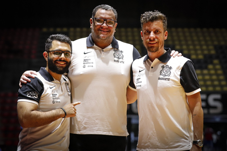 Vitor Galvani, Léo Figueiró e Rodrigo Galego agora formam a comissão técnica do Corinthians