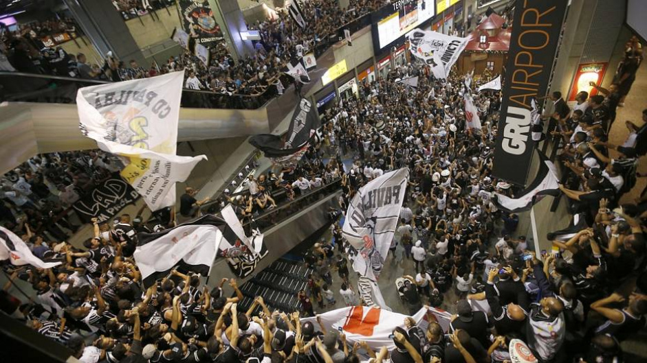 H nove anos, a torcida do Corinthians invadia o aeroporto de Guarulhos para apoiar o time que ia disputar o Mundial de Clubes