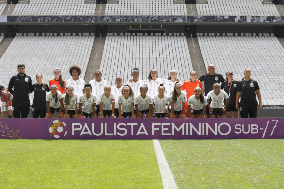 Equipe Sub-17 feminina do Corinthians antes da final do Paulisto da categoria
