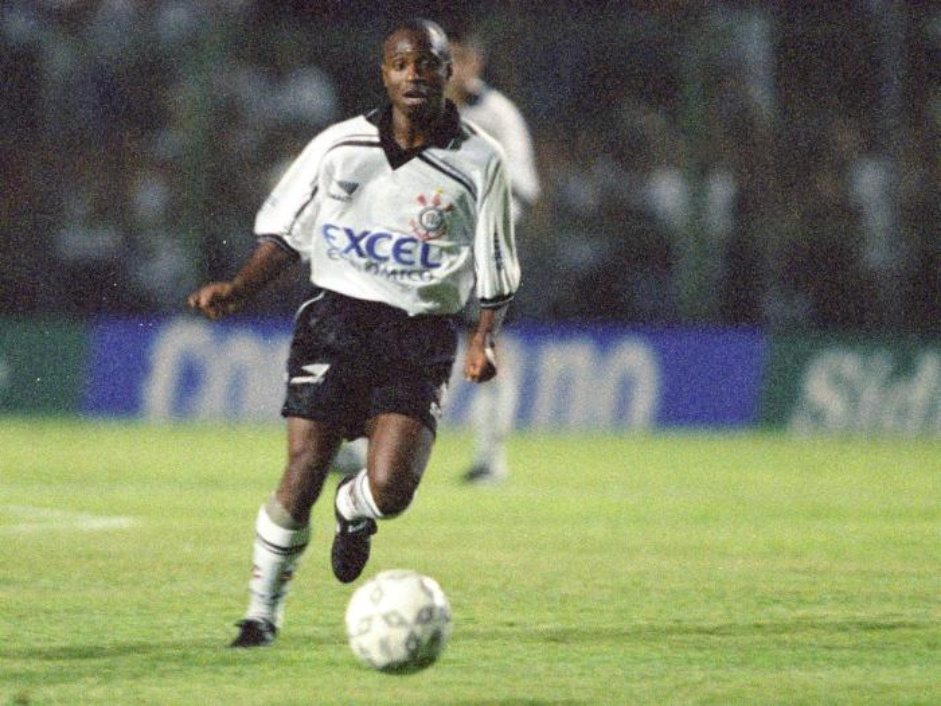 Edlson foi o responsvel por um dos gols da vitria do Corinthians no clssico contra o Santos, pela semifinal do Brasileiro em 1998