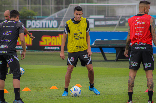 Em transio, Cantillo participou da primeira parte do treino do Corinthians nesta segunda-feira