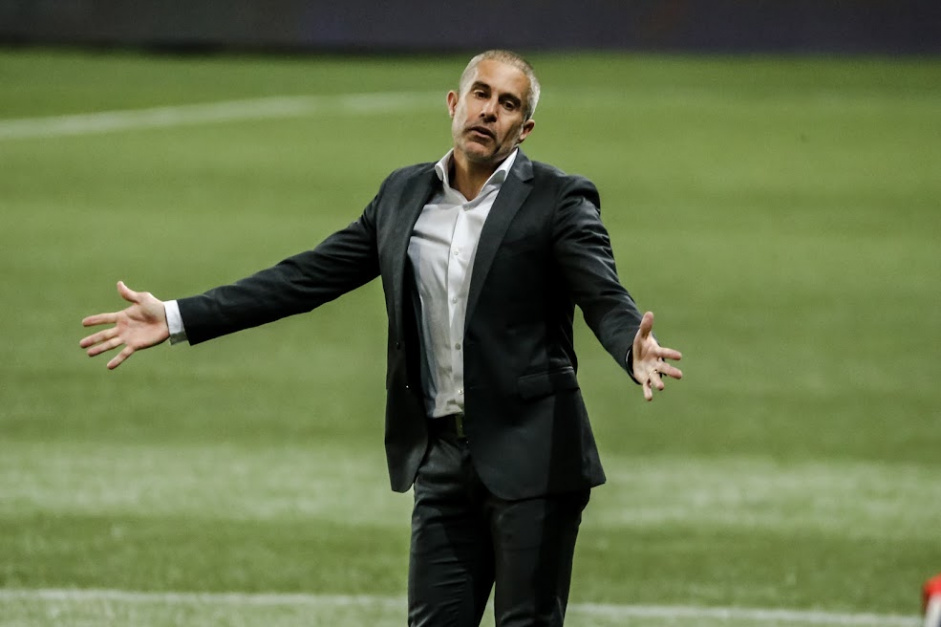 O técnico assumiu o comando do Corinthians em 2021, após passagem pelo Lyon em 2019