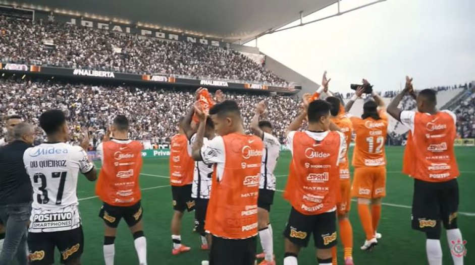 Jogadores do Corinthians aplaudiram torcida no final da ltima partida em casa na temporada 2021