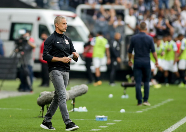 Sylvinho se mostrou irritado sobre os boatos de um possível pedido de demissão