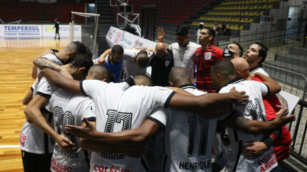 Cinco jogadores do Corinthians foram confirmados para a temporada de futsal de 2022; Deives, que j� havia garantido sua perman�ncia no clube, faz parte do quinteto