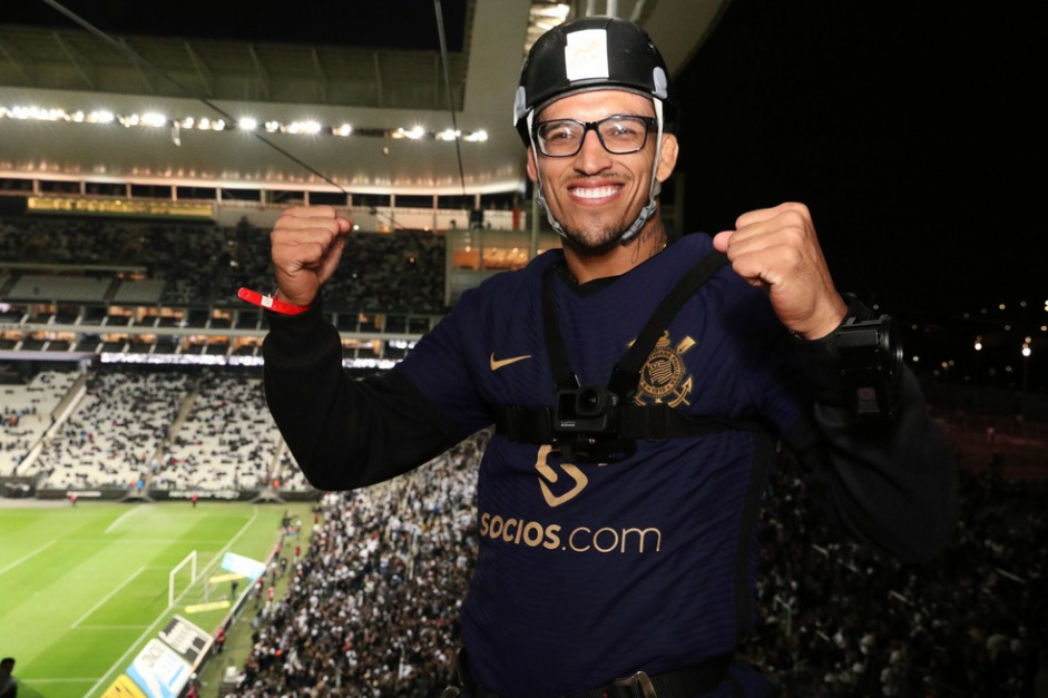 Embaixador do Corinthians, Charles do Bronx vence luta e mantém título no UFC