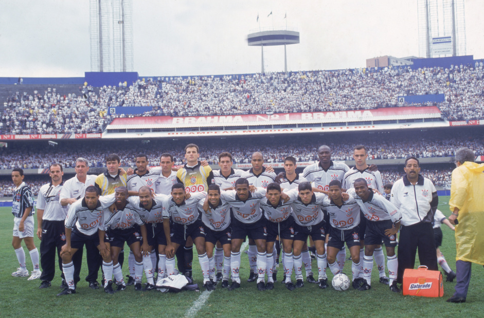 Com Dinei e Sylvinho, Corinthians foi campeo do Brasileiro em 1998 e do Paulista, em 1999