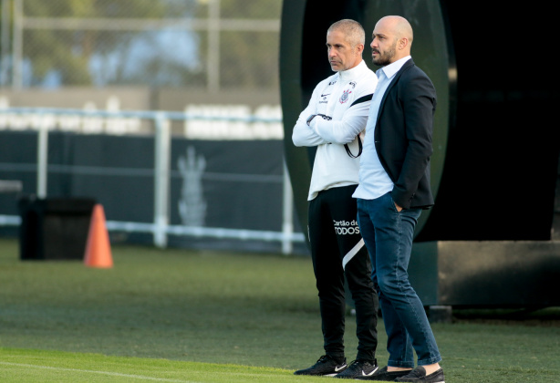 Alessandro defendeu o trabalho de Sylvinho no Corinthians