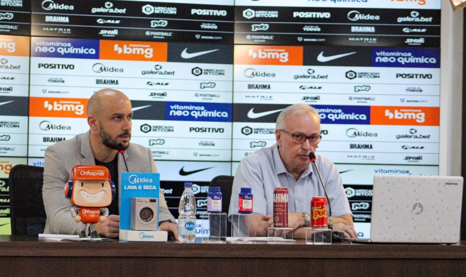 Alessandro e Roberto de Andrade trataram do tema da chegada do volante Paulinho ao Corinthians