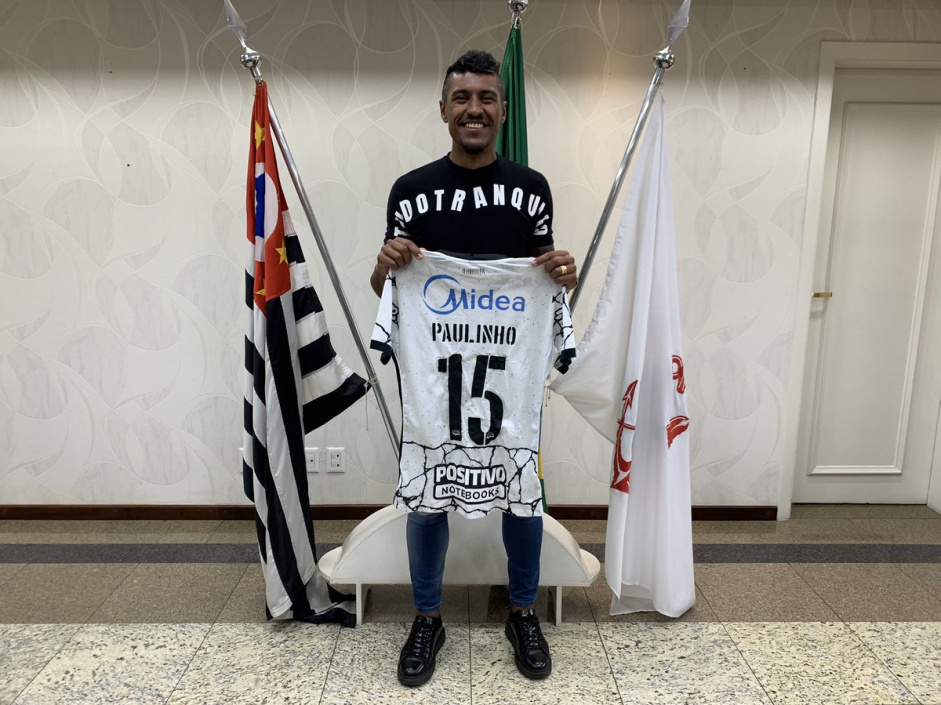 Paulinho foi anunciado nesta quarta-feira e usar a camisa 15 no Corinthians