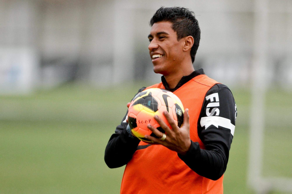 Paulinho pode entrar em top 3 de volantes com mais gols do Corinthians 