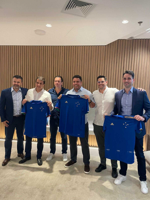 Ronaldo, ao centro, vai assumir o controle acionário do Cruzeiro; na prática, terá poderes de presidente