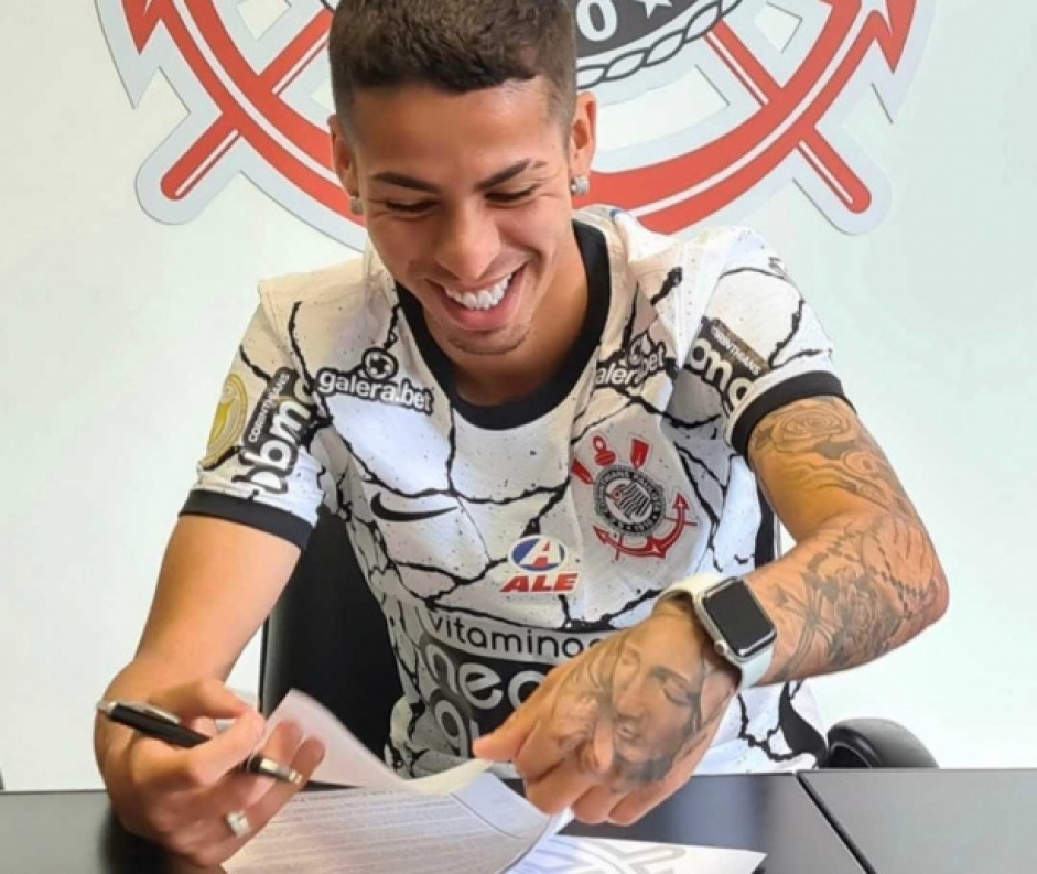 Gabriel Pereira assinou a novo contrato no ltimo dia 31 de outubro; o mesmo ainda no foi registrado pelo Corinthians na CBF