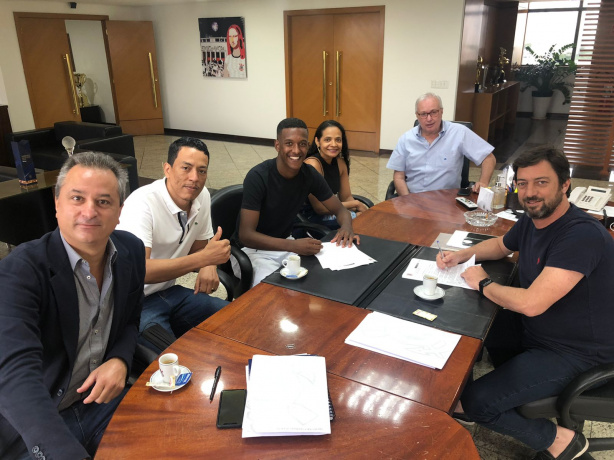 Robert Renan segue no Corinthians