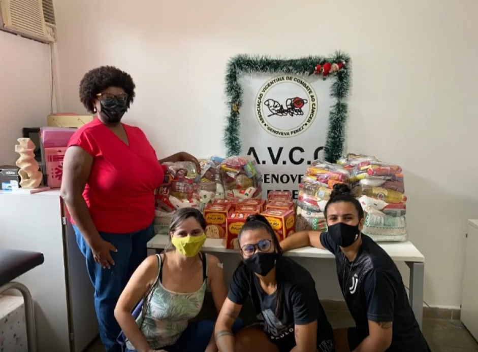 Miriã doou cestas básicas para famílias carentes em São Vicente