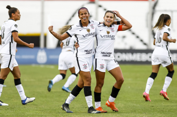 Tamires e Vic Albuquerque foram duas das corinthianas eleitas para a seleção ideal