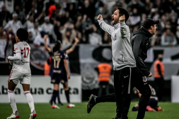 Arthur Elias e sua comiss�o t�cnica seguem no Corinthians em 2022