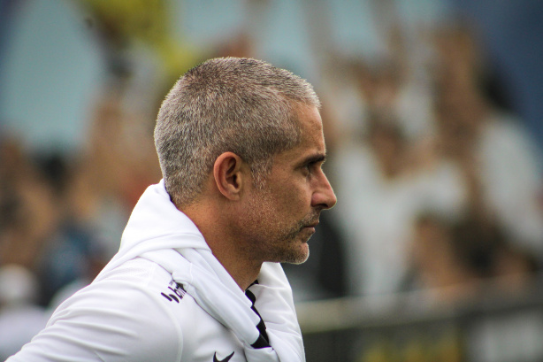 Sylvinho passou pelo procedimento médico necessário para a correção da arritmia cardíaca diagnosticada durante testes realizados por jogadores e estafe do Corinthians no início de dezembro.