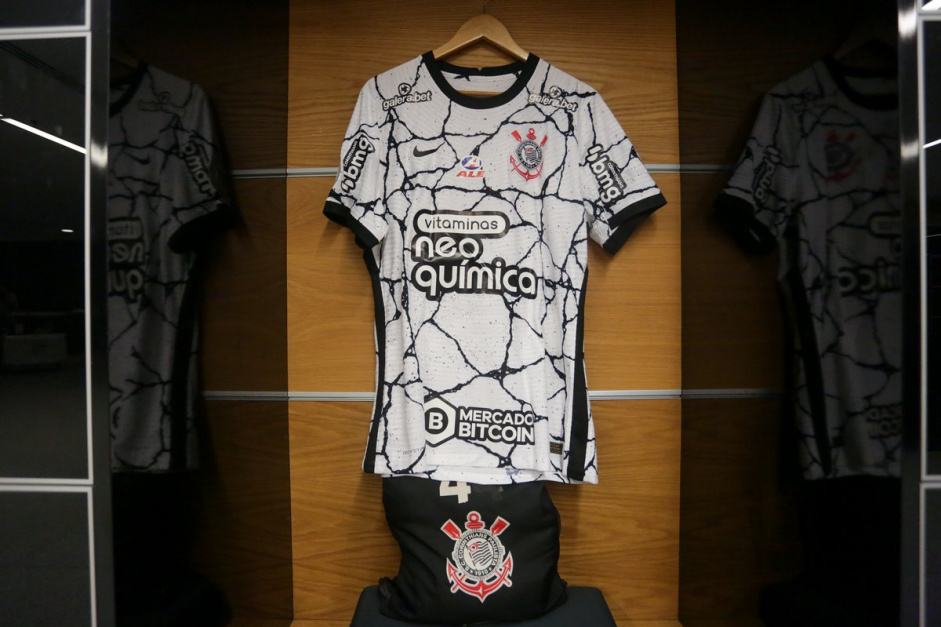 A camisa I do Corinthians lanada em 2021 ser utilizada somente at abril deste ano