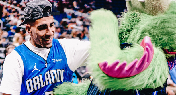 Promoção do Orlando Magic presenteia clientes com bola de basquete